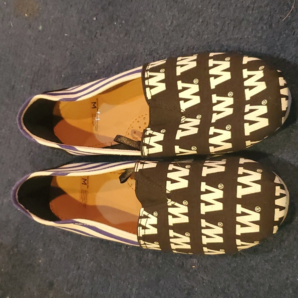 Woman's Washing State Huskies shoes size M like new